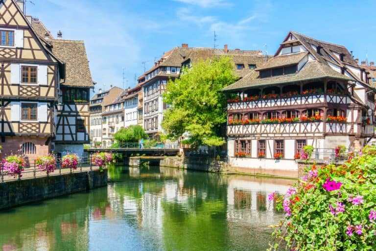 Страсбург — красивый старинный город на северо-востоке Франции, практически на самой границе с Германией. До VI века Страсбург носил название Аргенторат, которое можно перевести с кельтского наречия, как «крепость в русле реки». Современное название город