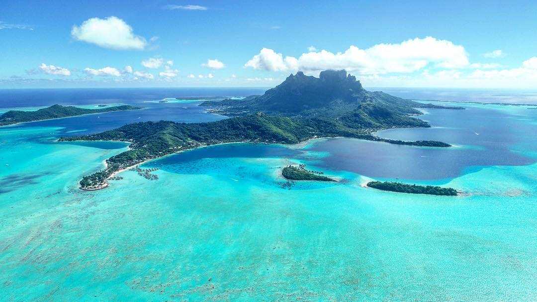 Остров Муреа — один из наветренных островов архипелага «Острова Общества» во Французской Полинезии в Тихом океане, расположенный в 17 км к северо-западу от Таити.