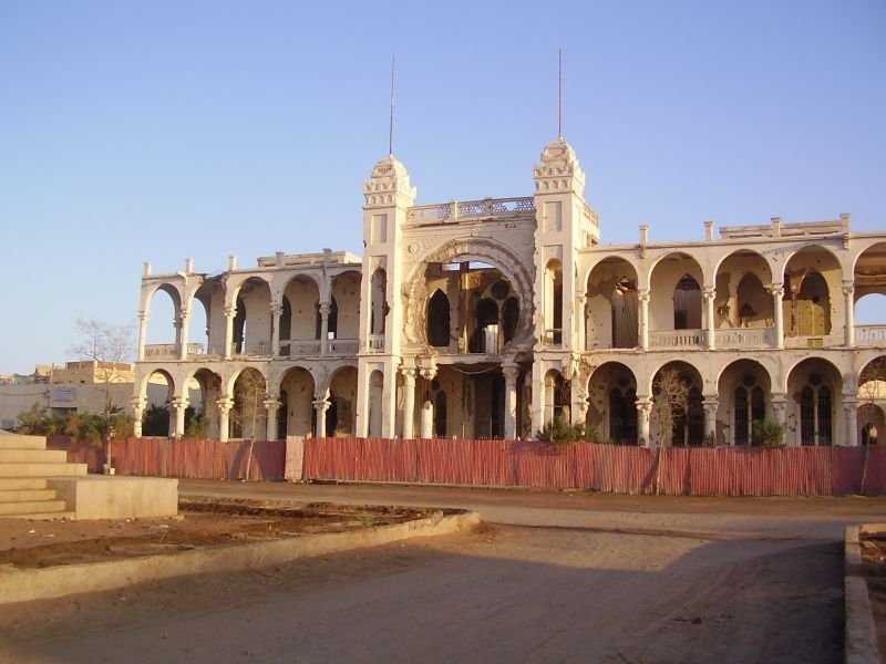 Массауа — город в Эритрее, порт на Красном море. В разное время был колонизирован Португалией, Египтом, Османской империей, Великобританией и, в конце концов, Италией с 1885 года. Столица Эритреи до тех пор, пока столица не была перенесена в Асмэру в 1900