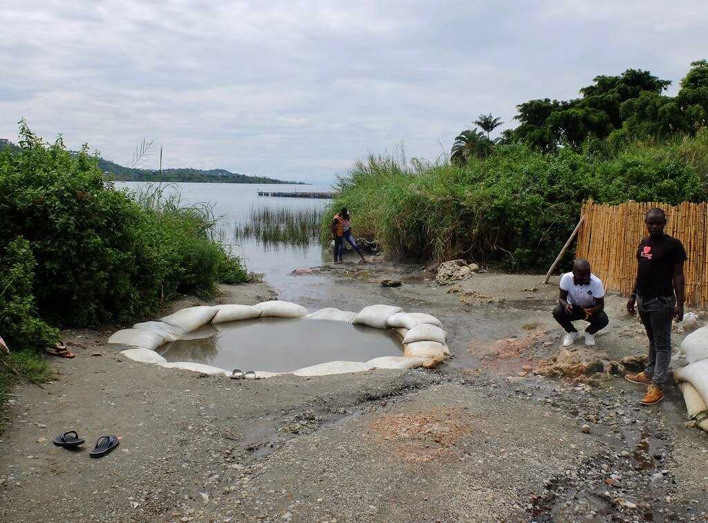Озеро Киву находится на границе между Демократической Республикой Конго и Руандой. Известно благодаря своим громадным залежам метана на дне, которые, по мнению многих ученых, представляют бомбу замедленного действия
