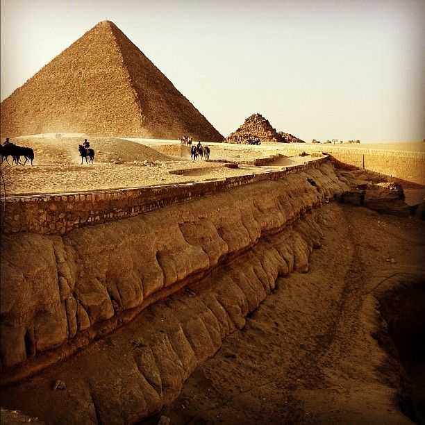 Тайны египетских пирамид: интересные факты. как звали фараонов, которым были построены египетские пирамиды? какому фараону была построена самая большая египетская пирамида?