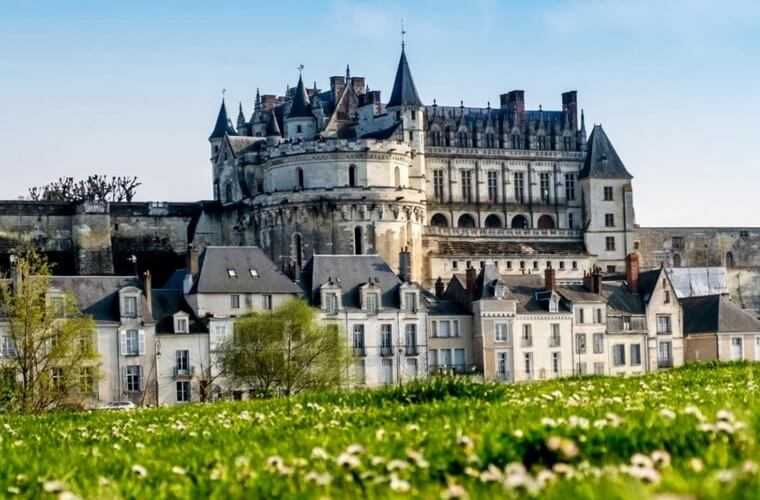 Замок Амбуаз – знаменитая резиденция французских монархов. На нем оставили отпечаток различные эпохи, что только подчеркивает его неповторимость. Посещение крепости позволит открыть малоизвестные страницы в истории Франции, поскольку на протяжении многих