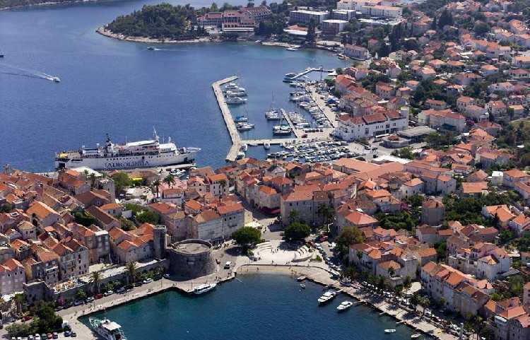Корчула — это город-порт в Хорватии, расположившийся на полуострове и соединенный с одноименным островом узким перешейком. Именно здесь родился великий путешественник Марко Поло. Это один из самых красивых островов Хорватии, с вековыми сосновыми лесами и