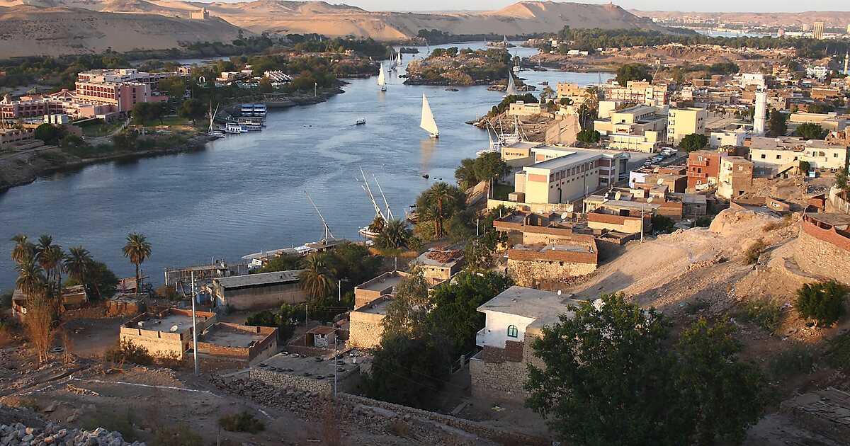 Асуан — южный пограничный город Египта, который называют «воротами Африки». Он лежит у первого из семи порогов, пересекающих в виде гранитных гребней течение Нила.