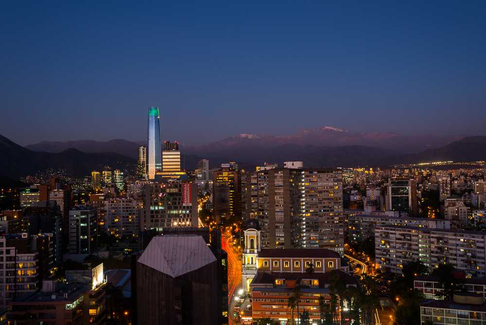 Чили фото. Сантьяго Чили. Сантьяго де Чили ночной. Столица Чили Сантьяго население. Салендно Чили Сантьяго.