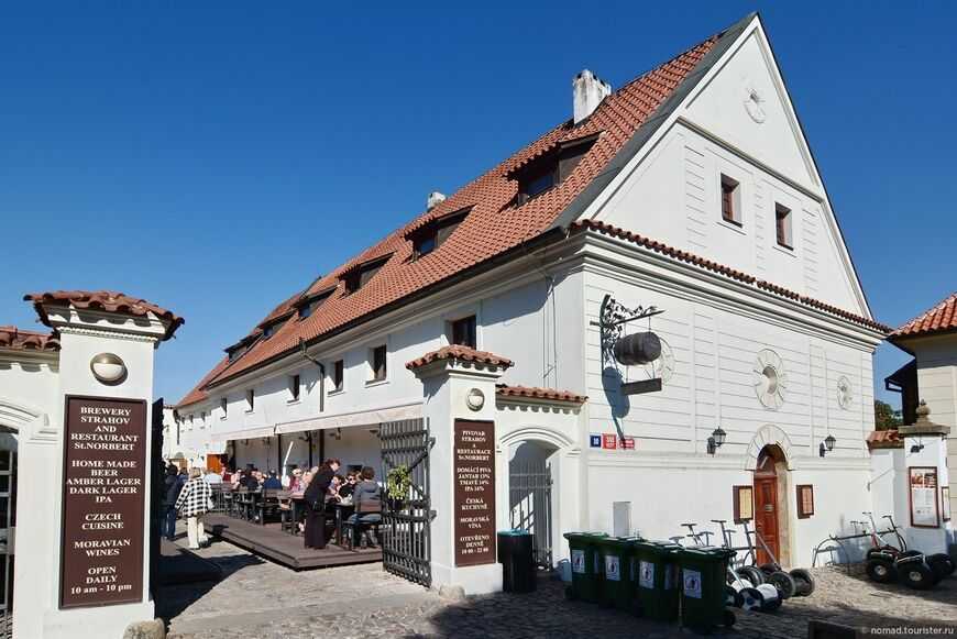 Страговский монастырь — старейший монастырь в Праге, который расположен на возвышенности недалеко от Пражского града. В хранилищах монастыря находится около 130000 книг, 1500 первопечатных изданий, 2500 рукописей, несколько тысяч графических листов.