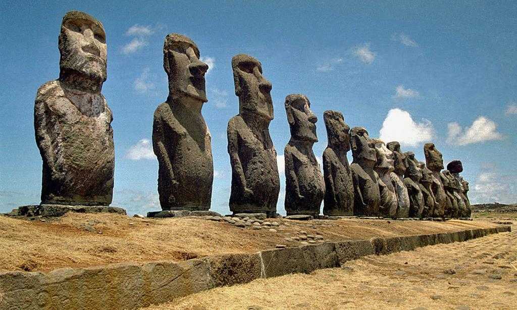 Каменные статуи моаи