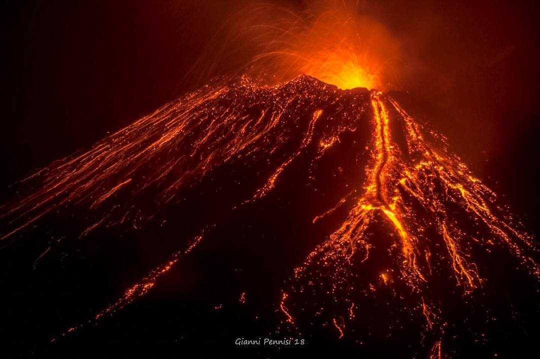 5 самых больших вулканов. Вулкан Этна действующий. Самый высокий действующий вулкан Этна. Вулкан Килиманджаро извержение.