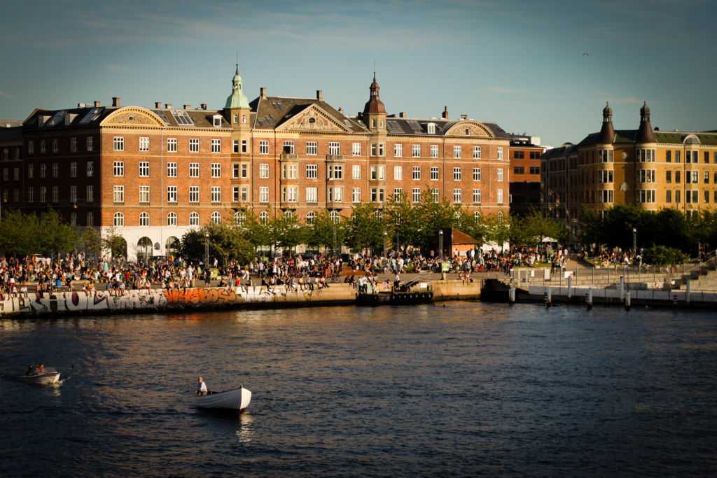 Фотографии Дании. Большая галерея качественных и красивых фото Дании, на которых представлены города, достопримечательности, улицы и различные события. Фотографии Дании в нашей подборке сделаны как туристами, так и местными жителями