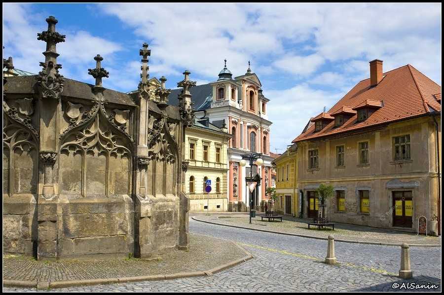 Кутна-Гора — город в Чехии, место сверхъестественное и сюрреалистическое. Кажется, будто весь город впал в спячку несколько столетий назад, превратившись в своего рода великолепный архитектурный музей.