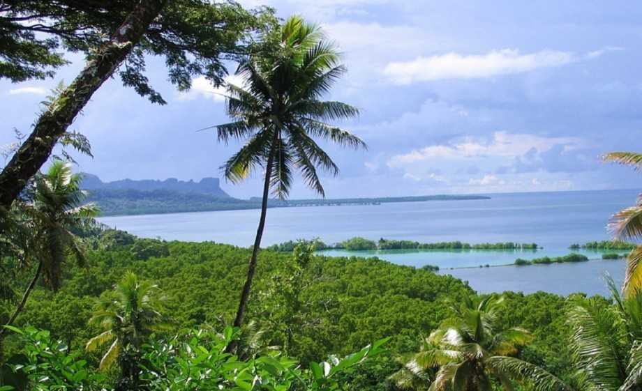 Колониа — административный центр штата Яп, одного из штатов Федеративных Штатов Микронезии. Административно в штат входят острова Яп и атоллы к востоку и югу на протяжении приблизительно 800 км.