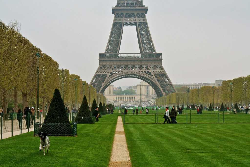 Марсово поле в париже – один из самых больших парков столицы