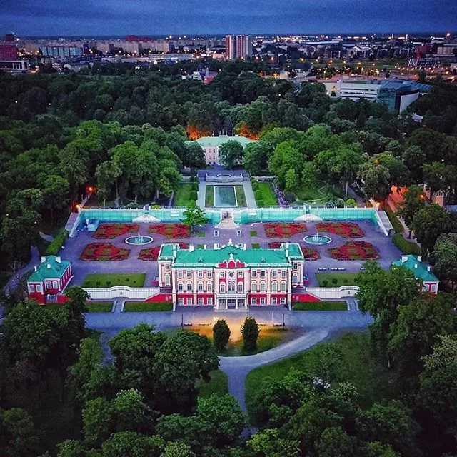 Парк кадриорг в таллине: дворец, музеи и парковый ансамбль