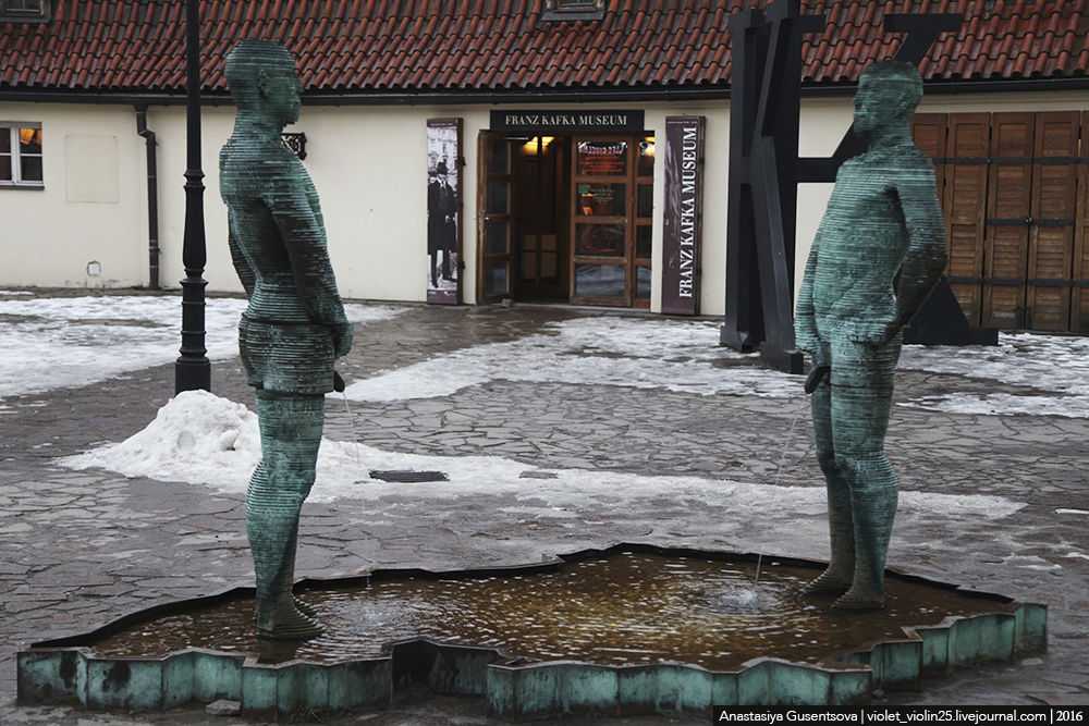 Мужчина писает. Мужчины в Праге. Памятник в Праге с мужиками. Писающие мужчины в Праге.