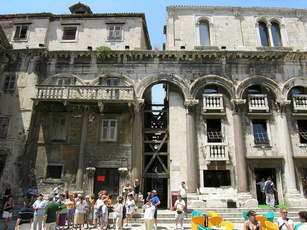Дворец Диоклетиана — один из самых знаменитых архитектурно-исторических памятников Хорватии, в 1979 году включенный в список культурного наследия ЮНЕСКО