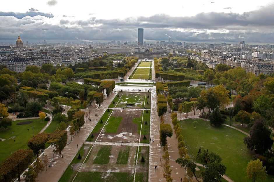 Марсово Поле — это великолепный регулярный парк в Париже, протянувшийся в 7-м парижском округе от подножья Эйфелевой башни к Королевской военной школе
