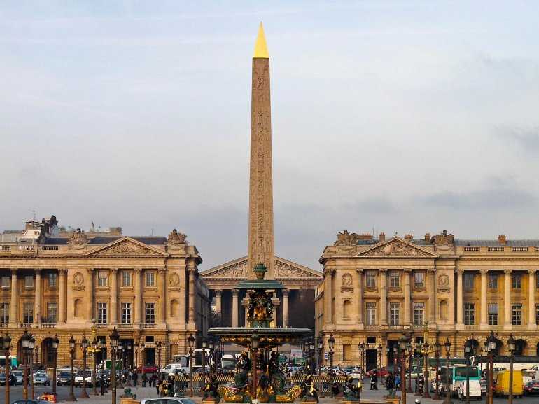 Площадь Согласия – центральная площадь Парижа, выдающийся памятник эпохи классицизма. Является второй по величине во Франции (после площади Кинконс в Бордо). Настоящим украшением Площади Согласия является Луксорский обелиск. Этот грандиозный столб высотой