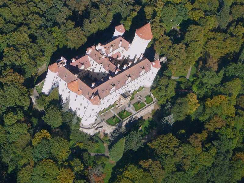 Замок коношпите, где находится и его история