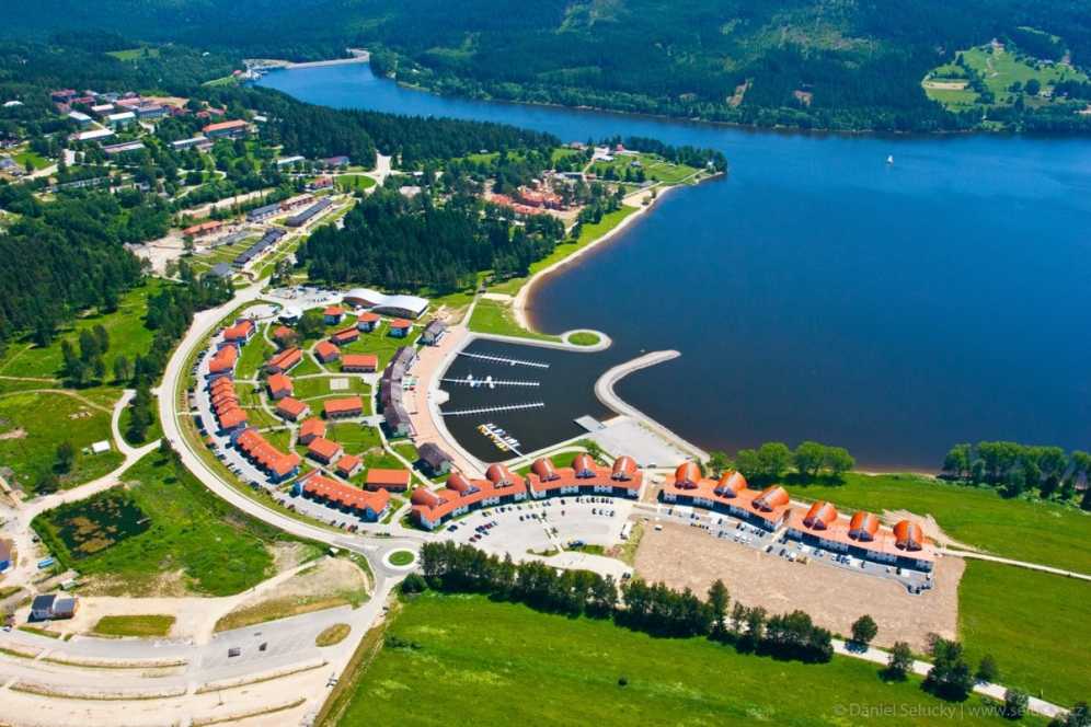 Махово озеро — одно из чистейших озер Чехии, окруженное буковыми и сосновыми лесами с грибами и ягодами, находится всего в 65 км от Праги. Махово озеро слывет великолепным курортным местечком, предназначенным и для семейного, и для романтического отдыха.