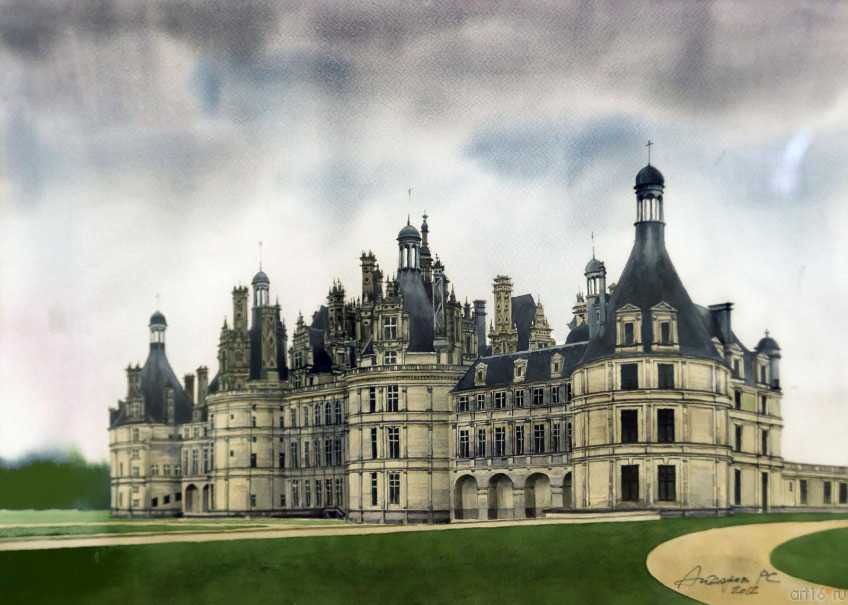 Замок Шамбор, ведущий свою историю с XVI столетия, – уникальная жемчужина зодчества, ставшая символом эпохи французского Возрождения. Он расположен в 120 км от Парижа, у изгиба реки Коссон, примерно в 6 км от берега Луары, чья долина знаменита своими замк