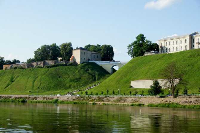 Фото города Раквере в Эстонии. Большая галерея качественных и красивых фотографий Раквере, на которых представлены достопримечательности города, его виды, улицы, дома, парки и музеи.