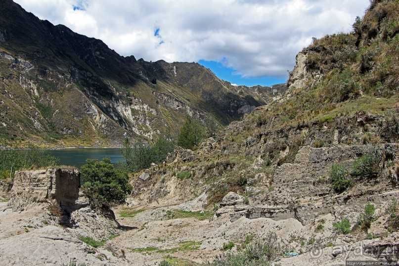 Озеро килотоа в кратере вулкана | эквадор