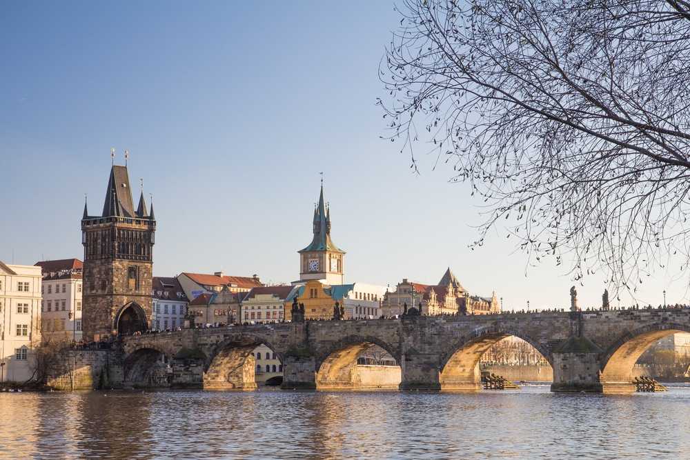 Карлов мост на реке Влтаве расположен в исторической части Праги: он соединяет Старе-Место и Малу-Страну – средневековые районы чешской столицы. Мощное полукилометровое сооружение с тяжелыми арками и бронзовыми статуями католических святых всегда заполнен