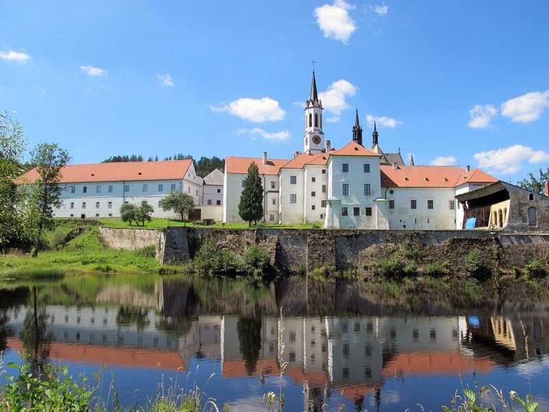Город и замок рожмберк-над-влтавой (rožmberk nad vltavou) в чехии. фото
