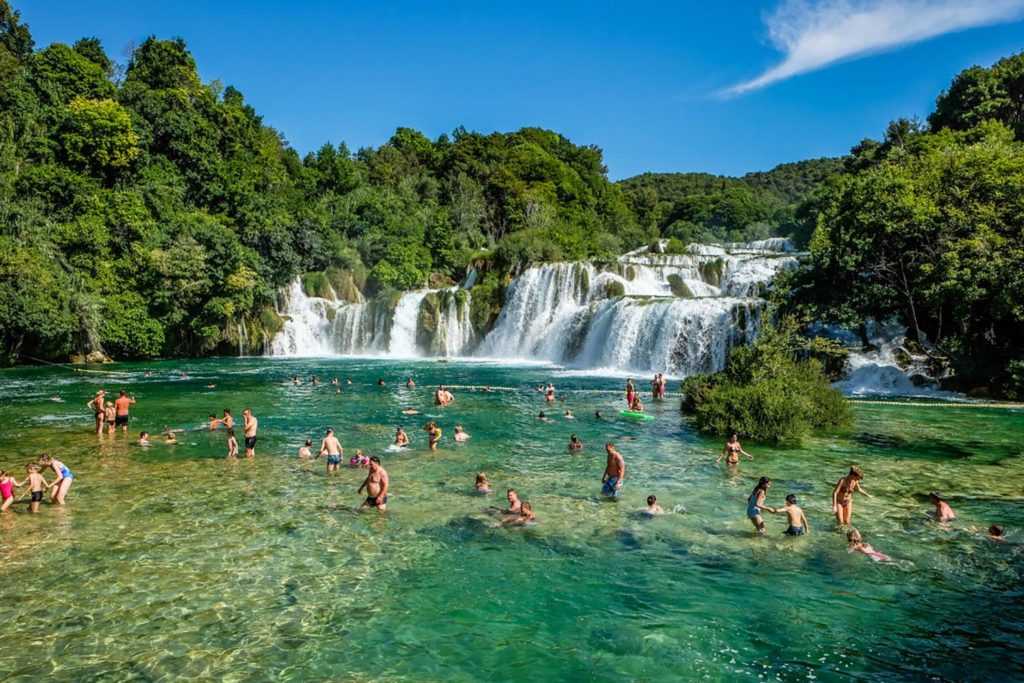 Крка — второй по популярности национальный парк Хорватии после Плитвицких озер расположен в Средней Далмации, между Задаром и Сплитом и неподалеку от Шибеника