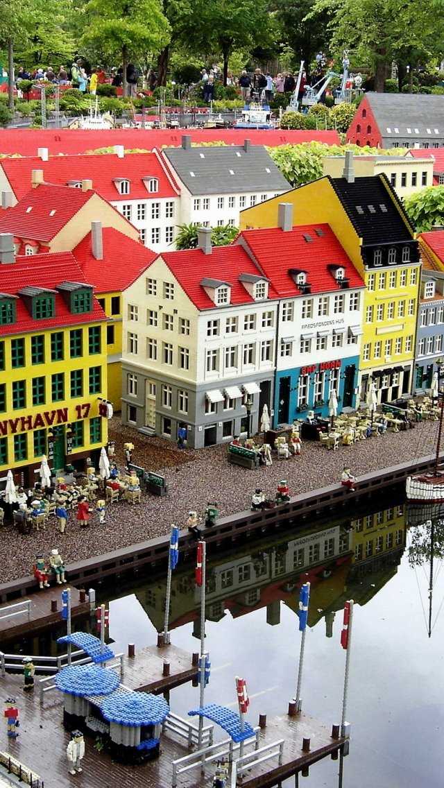Биллунд — небольшой, но экономически развитый город в Дании, расположенный на полуострове Ютландия. Административный центр датского муниципалитета Биллунд, родина известного многим детям конструктора Lego находится в каких-то 260 км от столицы.