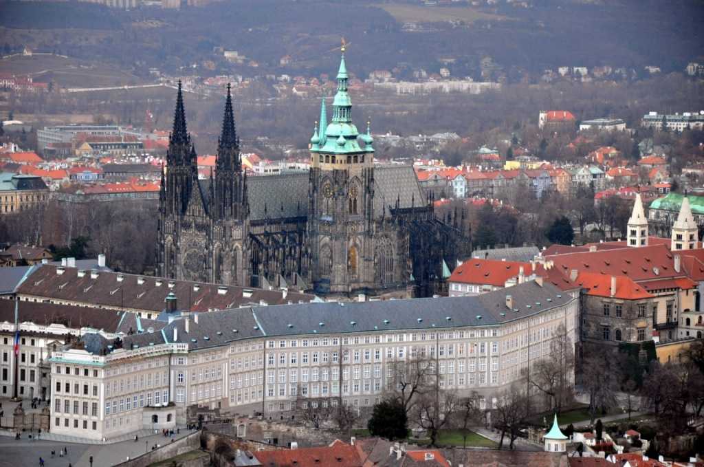 Пражский Град  — самая большая крепость Чехии, протянувшаяся вдоль вершины холма на левом берегу Влтавы. Это крупный историко-политический и культурный центр страны, основанный еще в 9 веке.