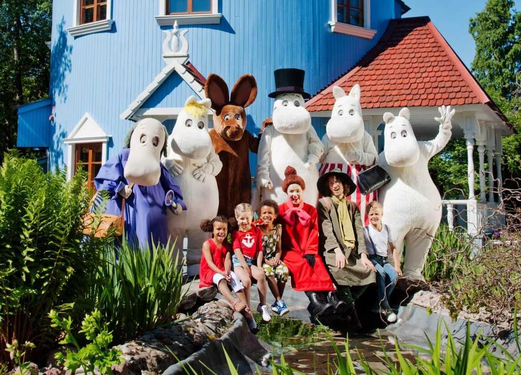 Муми-дол или Долина Муми-троллей – семейный тематический парк в Финляндии, занимающий территорию острова Кайло, рядом с городом Наантали. Побывать в Муми-доле – это все равно, что отмотать несколько десятилетий назад и телепортироваться в собственное детс