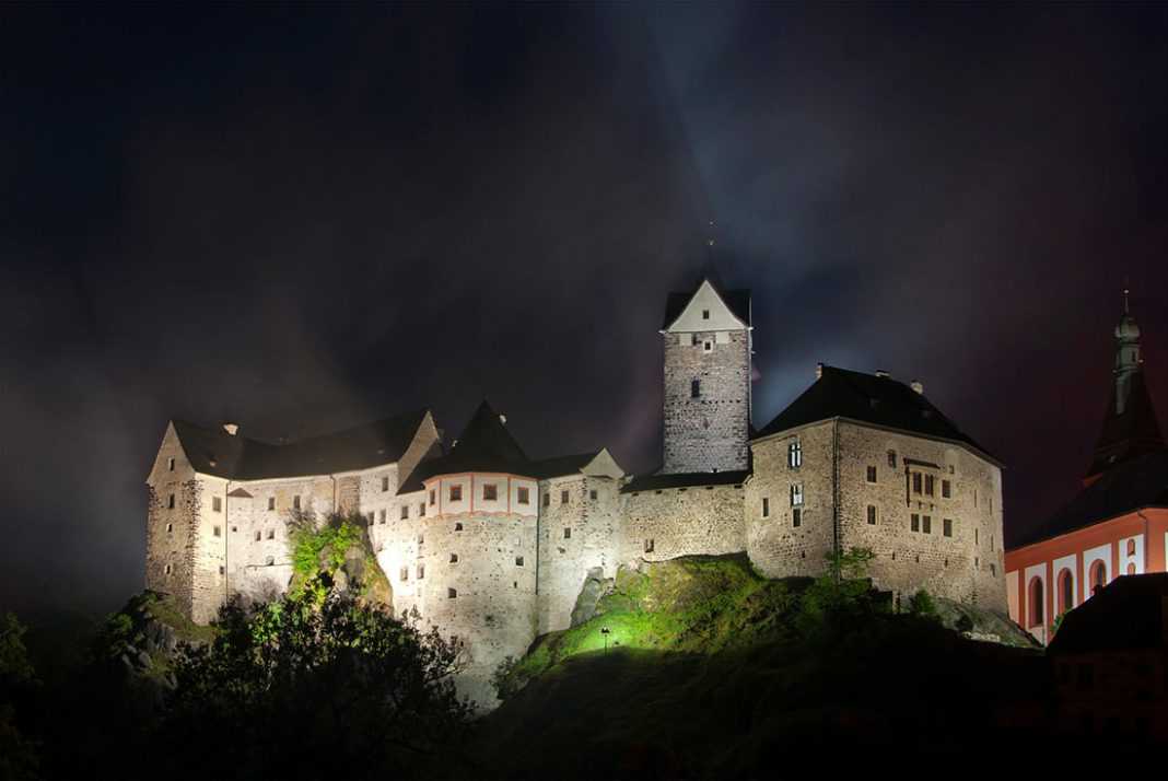 Локет — красивый готический замок, расположенный на западе Чехии и окруженный небольшим, почти игрушечным городком. Находится в 120 км от Праги возле Карловых Вар на охраняемой природной территории Славковский лес.