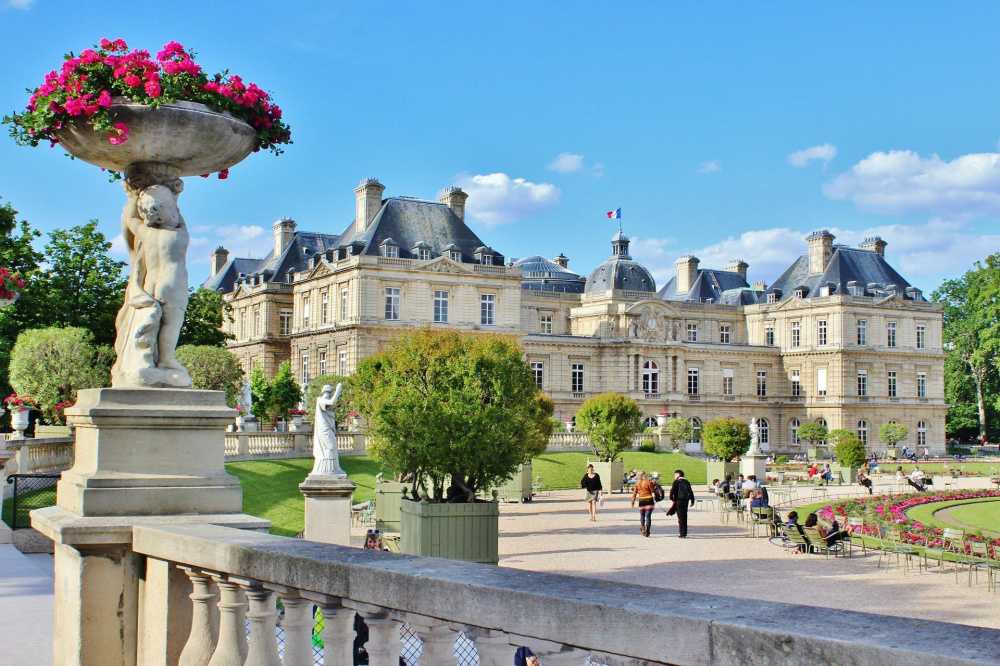 Люксембургский сад — один из самых известных дворцово-парковых ансамблей Парижа, расположенный в Латинском квартале французской столицы. Он ведет свою историю с 1611 года. Сейчас Люксембургский сад занимает площадь 26 га и имеет славу «зеленых легких» Лев