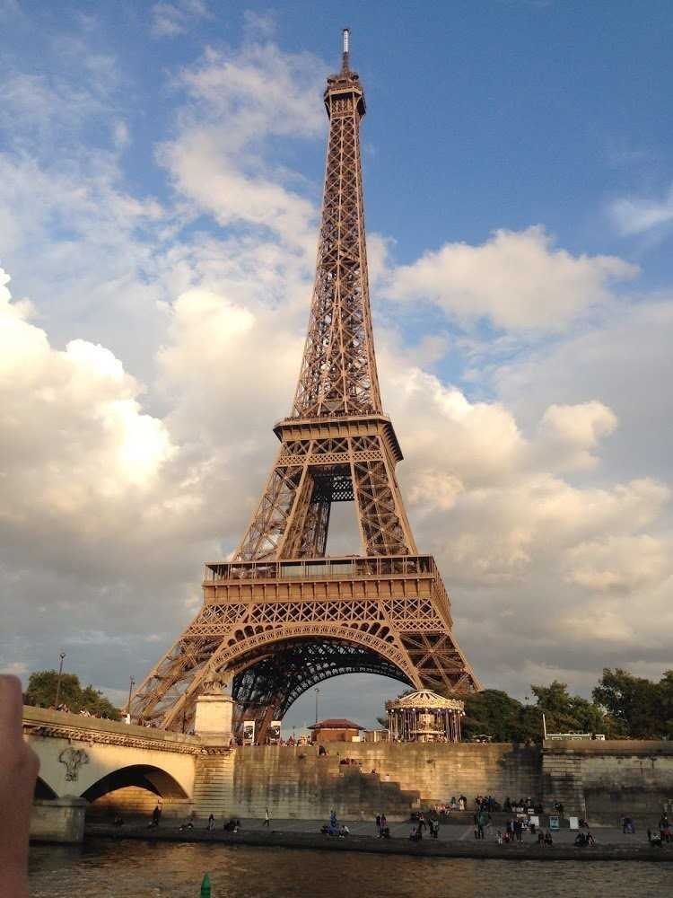 Эйфелева башня и окрестности парижа