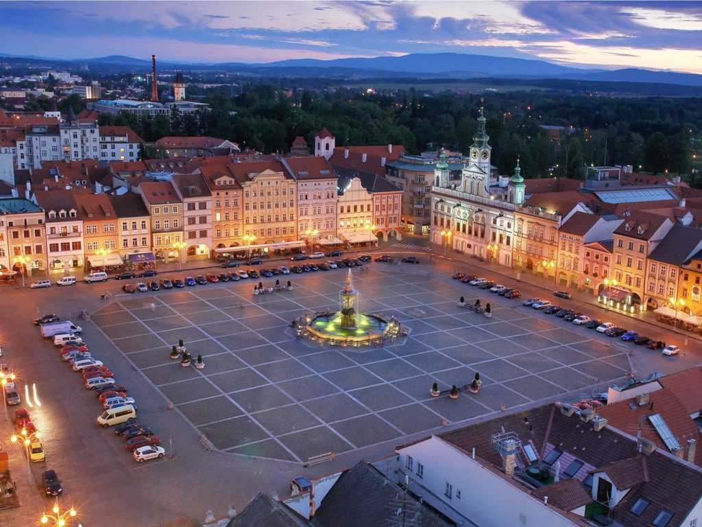 Ческе-Будеёвице— город на юге Чехии, муниципалитет с расширенными полномочиями, административный центр Южночешского края и района Ческе-Будеёвице.