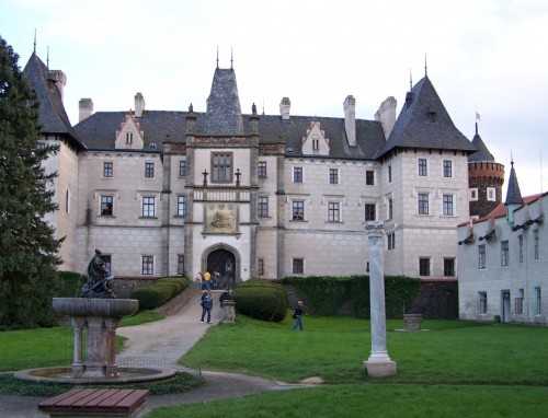 Замок Добриш — один из самых известных замков Чехии, построенный в стиле рококо, был воздвигнут во второй половине 18 века по проекту придворного французского архитектора де Коттейо. Замок Добриш олицетворяет собой изумительный образец галантной эпохи Люд