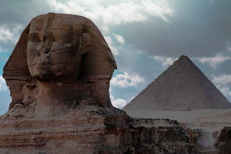 Большой сфинкс бросил новый вызов египтологам -