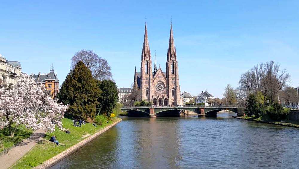Страсбург — красивый старинный город на северо-востоке Франции, практически на самой границе с Германией. До VI века Страсбург носил название Аргенторат, которое можно перевести с кельтского наречия, как «крепость в русле реки». Современное название город