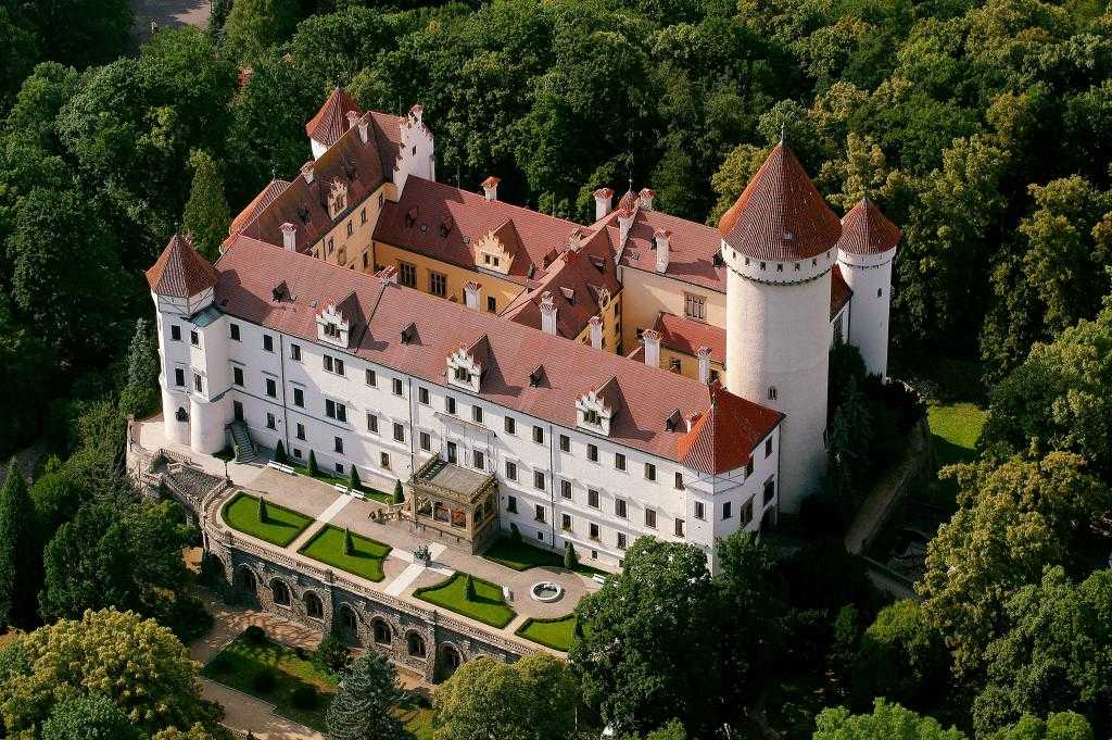 Замок Леднице считается одним из романтических достопримечательностей Чешской республики. Замок расположен на юге Моравии, в 12 км от деревни Микулов и примерно в 50 км от города Брно, на правом берегу реки Дыйе