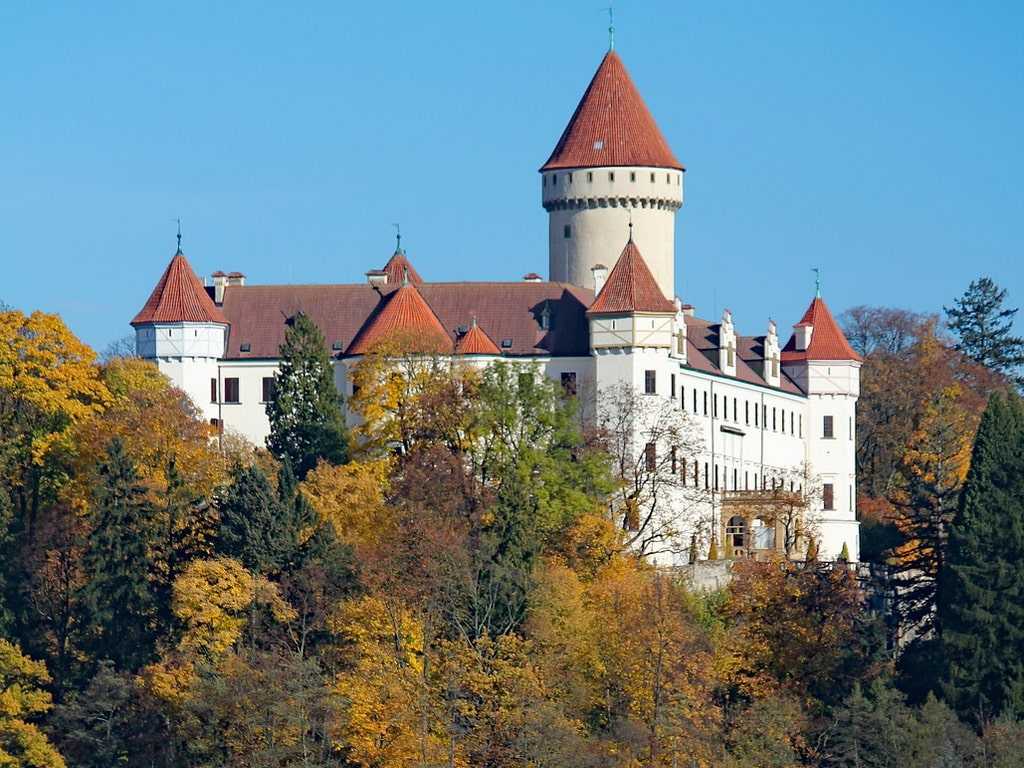 Замок Конопиште считается одним из самых красивых и популярных в Чехии. Величественное сооружение вот уже более семисот лет возвышается над местностью в 45 километрах к юго-востоку от Праги, около города Бенешов.