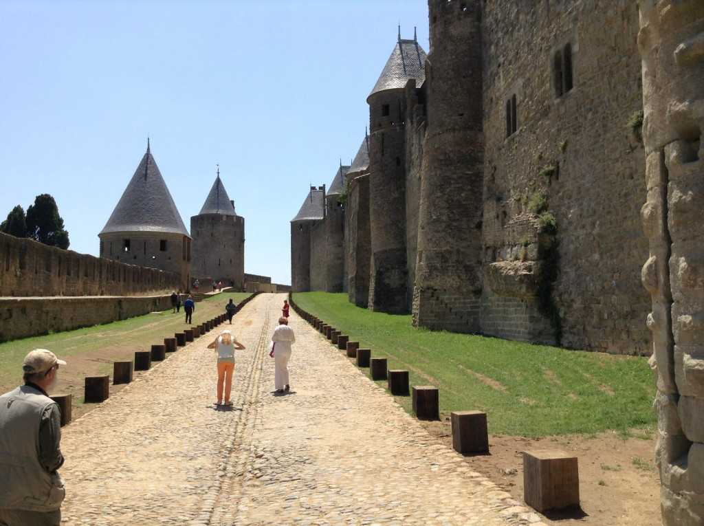 Крепость каркасон во франции - величественная и неприступная