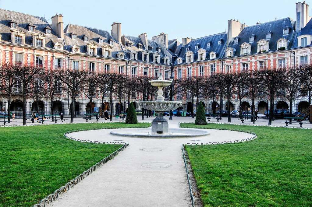 Фото площади Вогезов в Париже, Франция. Большая галерея качественных и красивых фотографий площади Вогезов, которые Вы можете смотреть на нашем сайте...