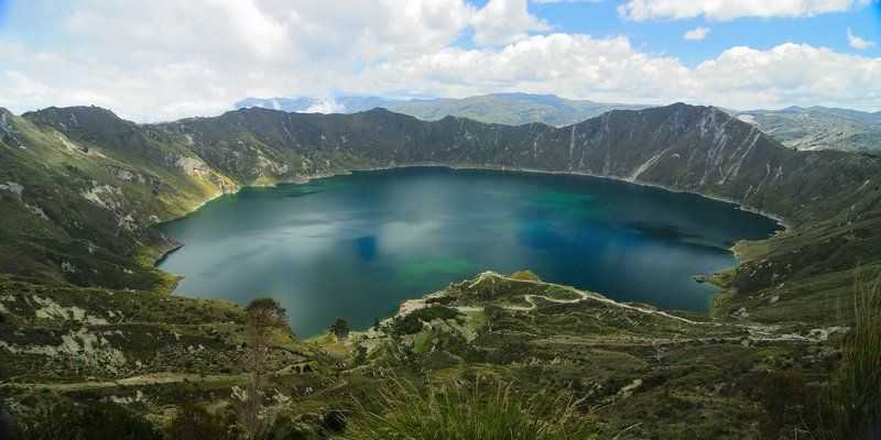 Эталонное озеро в кальдере вулкана килотоа и легенда о любви