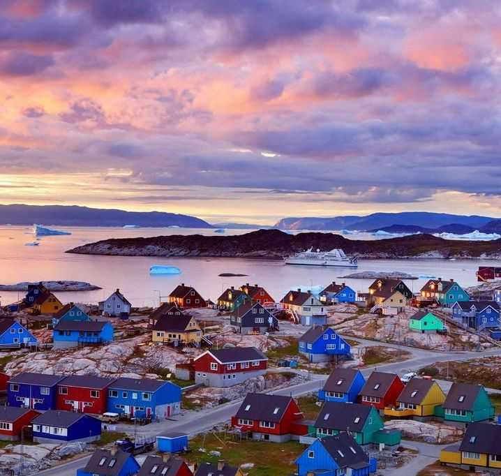 Гренландия — край величественных фьордов и суровой северной природы, куда приезжают те, кто устал от праздного безделья на тропических пляжах. Остров дарит гостям встречу с девственной природой, чистейшим воздухом и неповторимые впечатления от уникальных