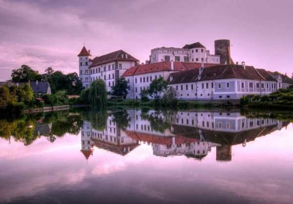 Чешский Крумлов — чудесный средневековый город в южной части Чехии, недалеко от границы с Австрией. Величественный готический замок поднялся здесь в XIII веке, а в XVI столетии он был превращен в роскошный дворец в стиле Возрождения.